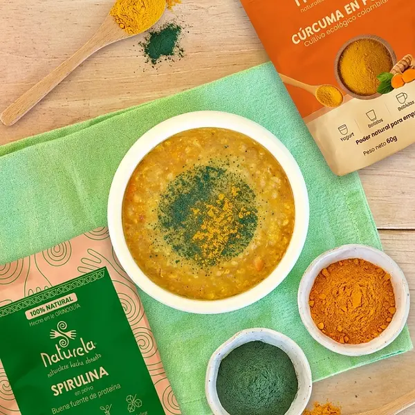 Lentejas Cremosas con Cúrcuma, Coco y Spirulina