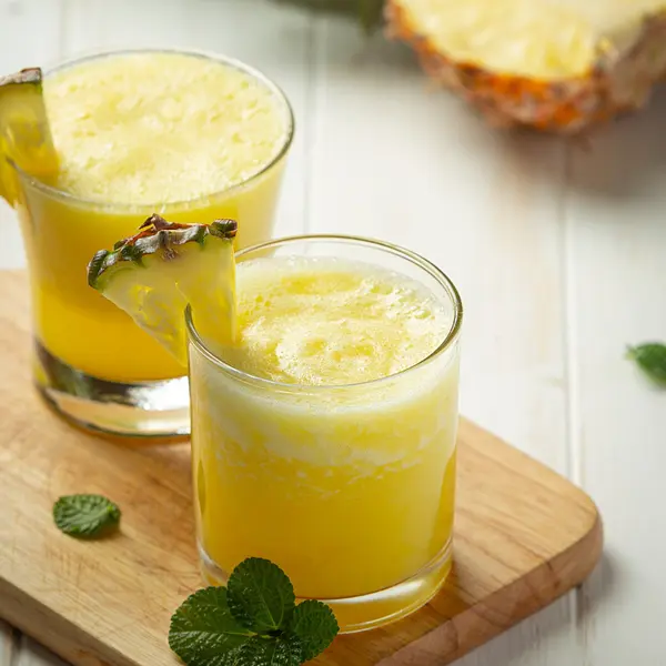 Batido refrescante con piña y jengibre en polvo