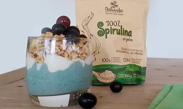 Parfait de Spirulina con yogurt Griego